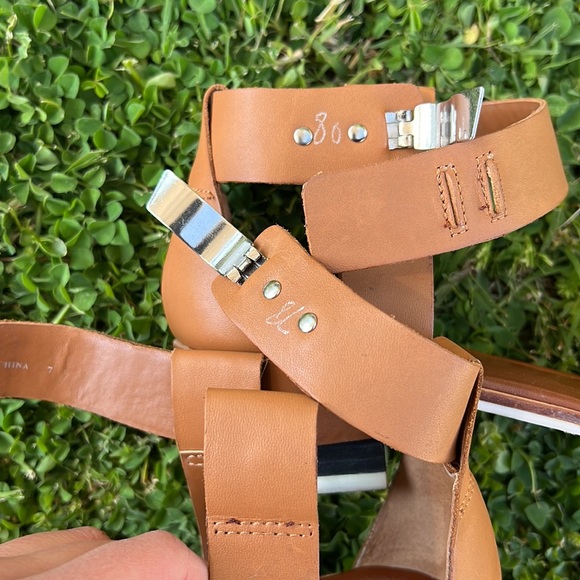 DOLCE VITA Two-Toned White Brown Leather Sandals - US 7 - Picture 7 of 15